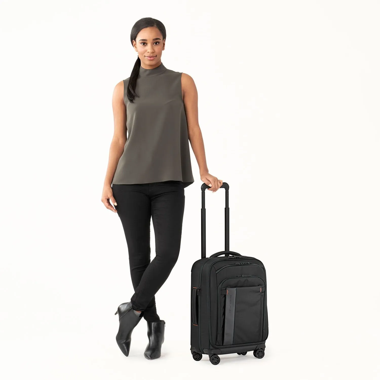 International 53cm Carry-on Expandable Spinner